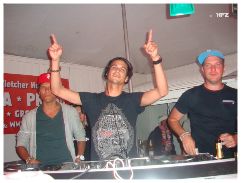 824x624 pixels (142K)