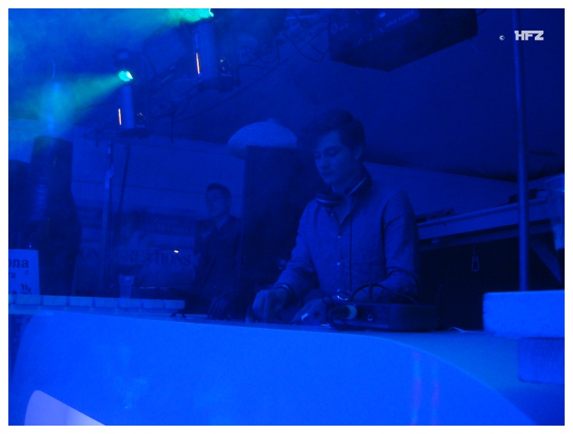 800x599 pixels (99K)