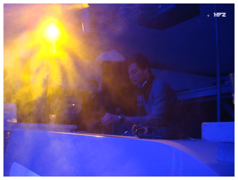 800x599 pixels (105K)